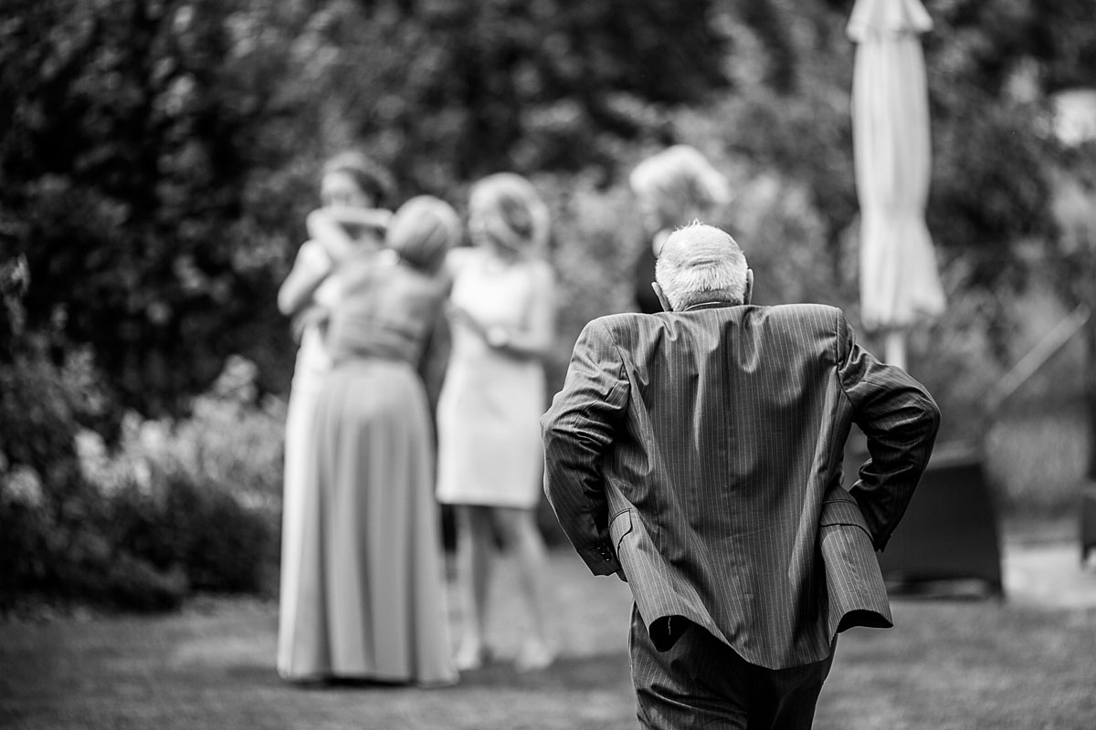 Opa auf Hochzeit schaut nach seinen Ladies