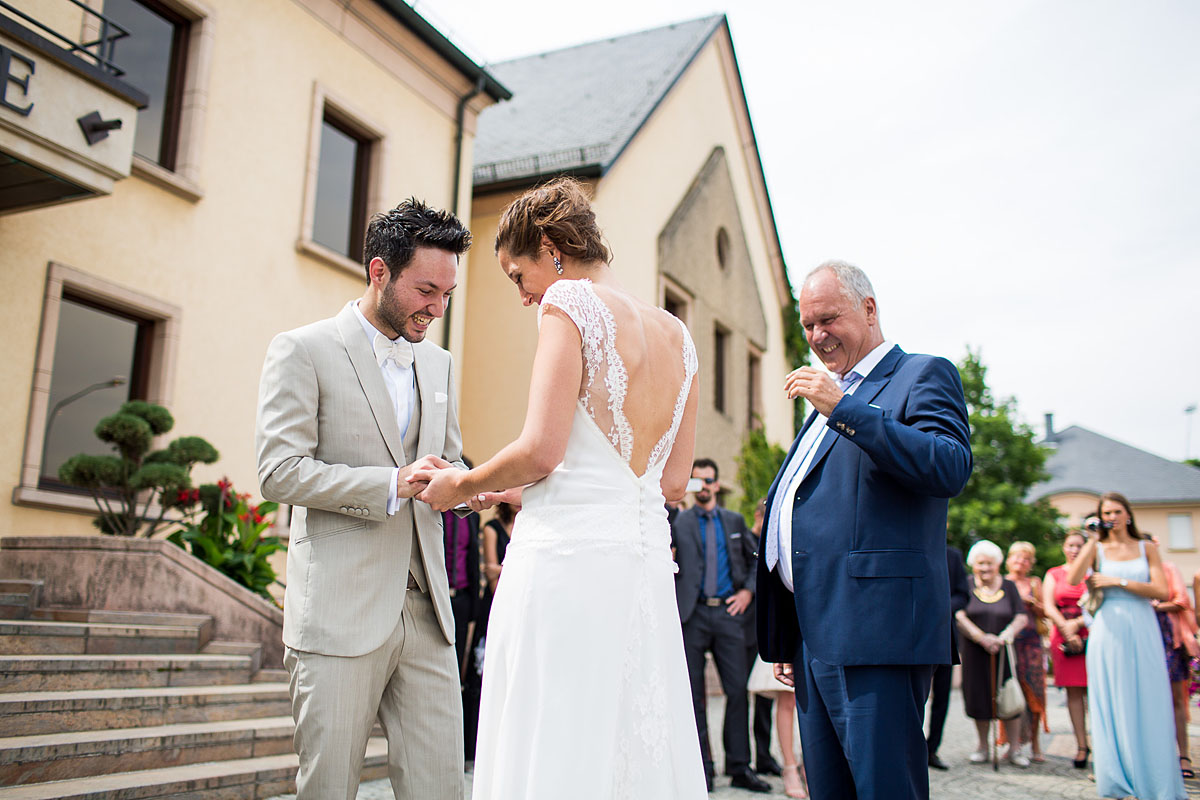 Braut und Bräutigam schauen sich an - first look
