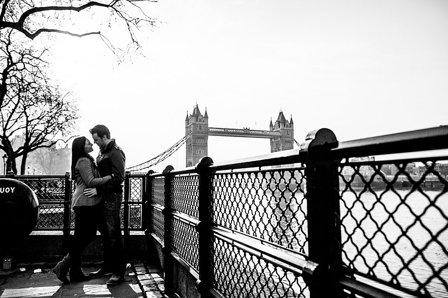 Hübsches Paar küsst sich in London