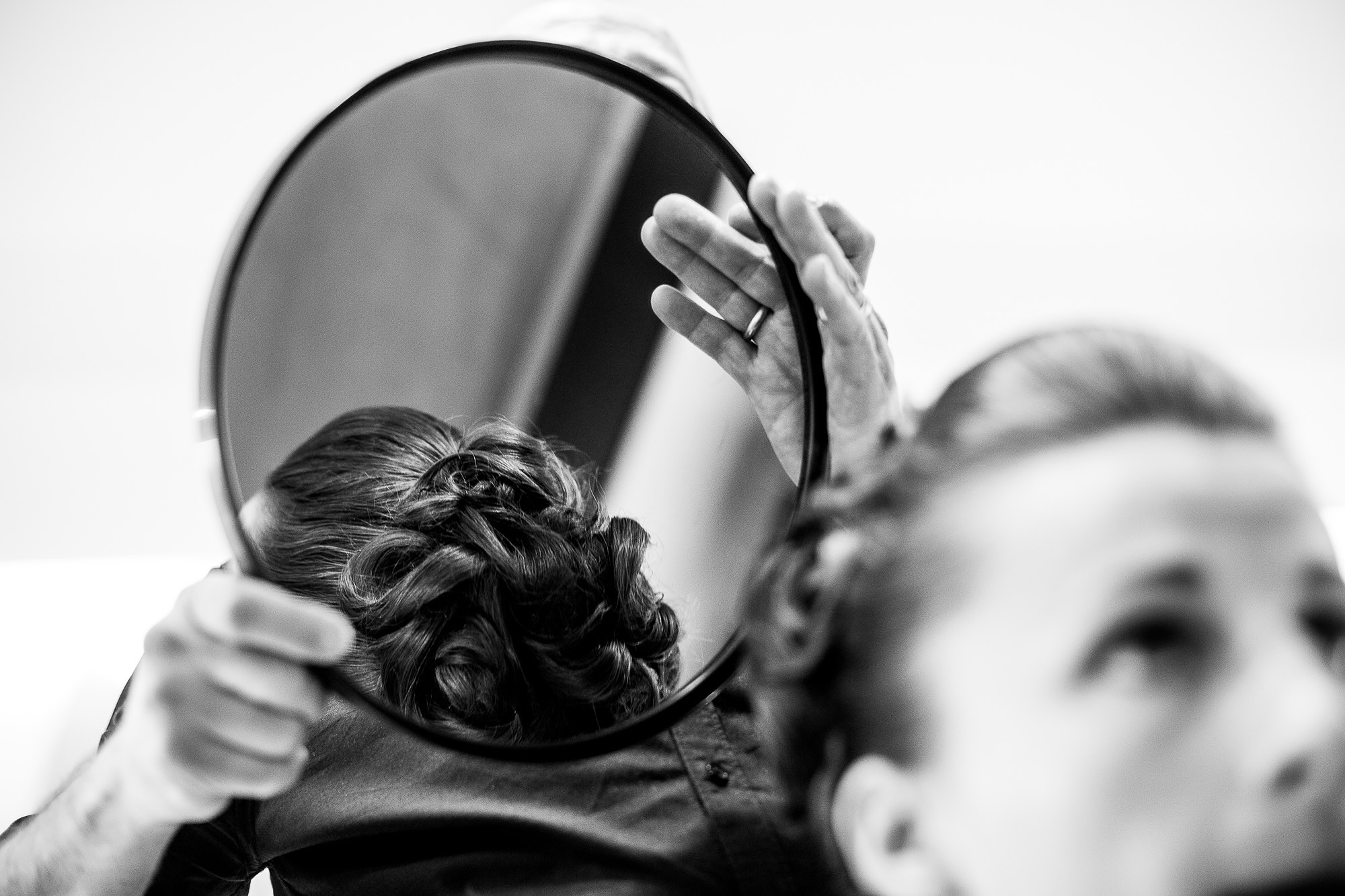 Braut beim Friseur Luxemburg, Braut, Hochsteckfrisur, hair, Makeup, getting ready, friseur, Hairstylist, aufgeregt