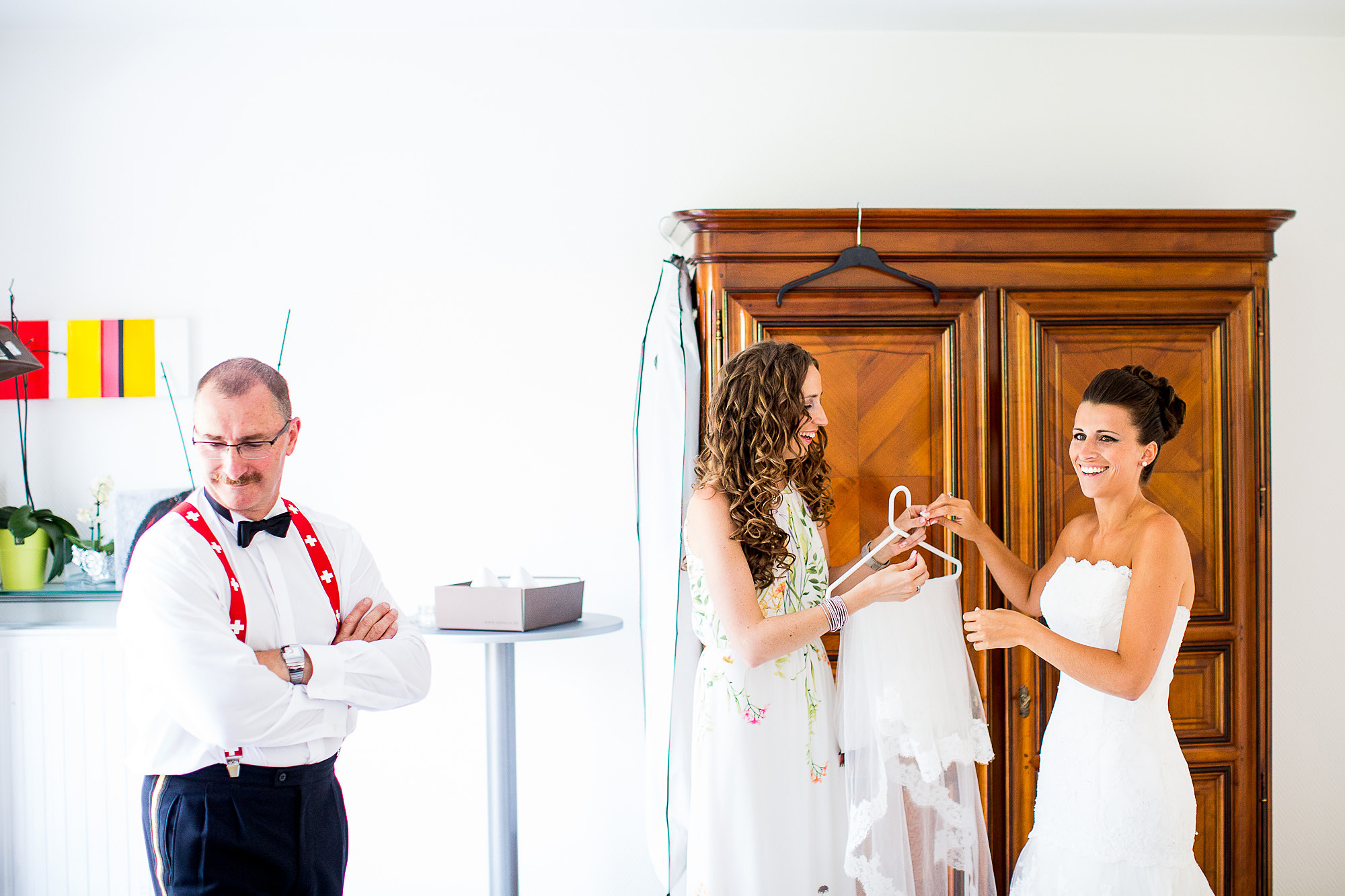 Braut hält Schleier Luxemburg, Hochzeit, Schleier, Braut, Hochzeitskleid