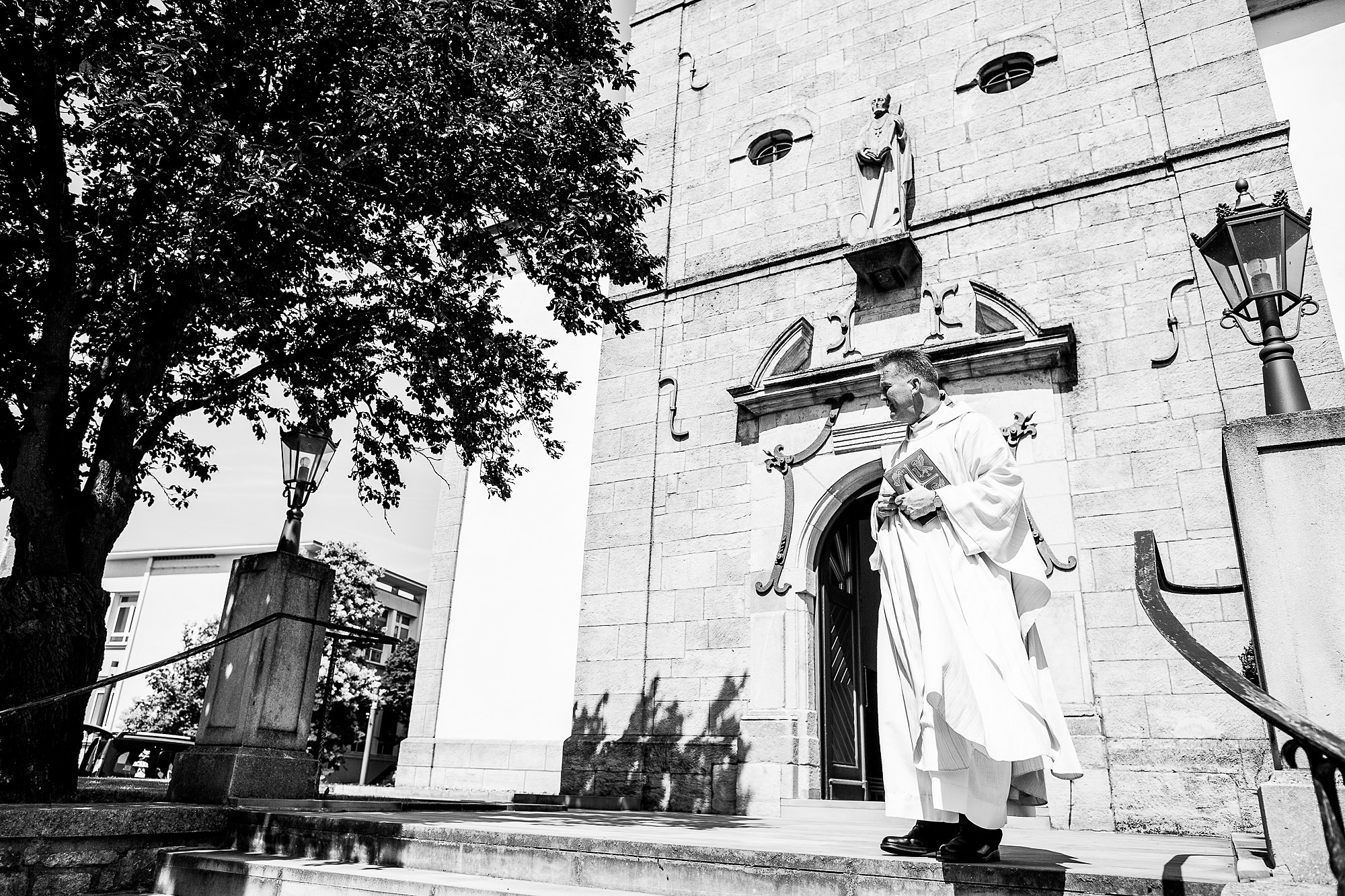 Pfarrer vor der Kirche, Hochzeit Luxemburg Pfarrer, Hochzeit, Luxemburg, Kirche, Wedding, schwarzweiß, Aufregung, Wind, Sonne