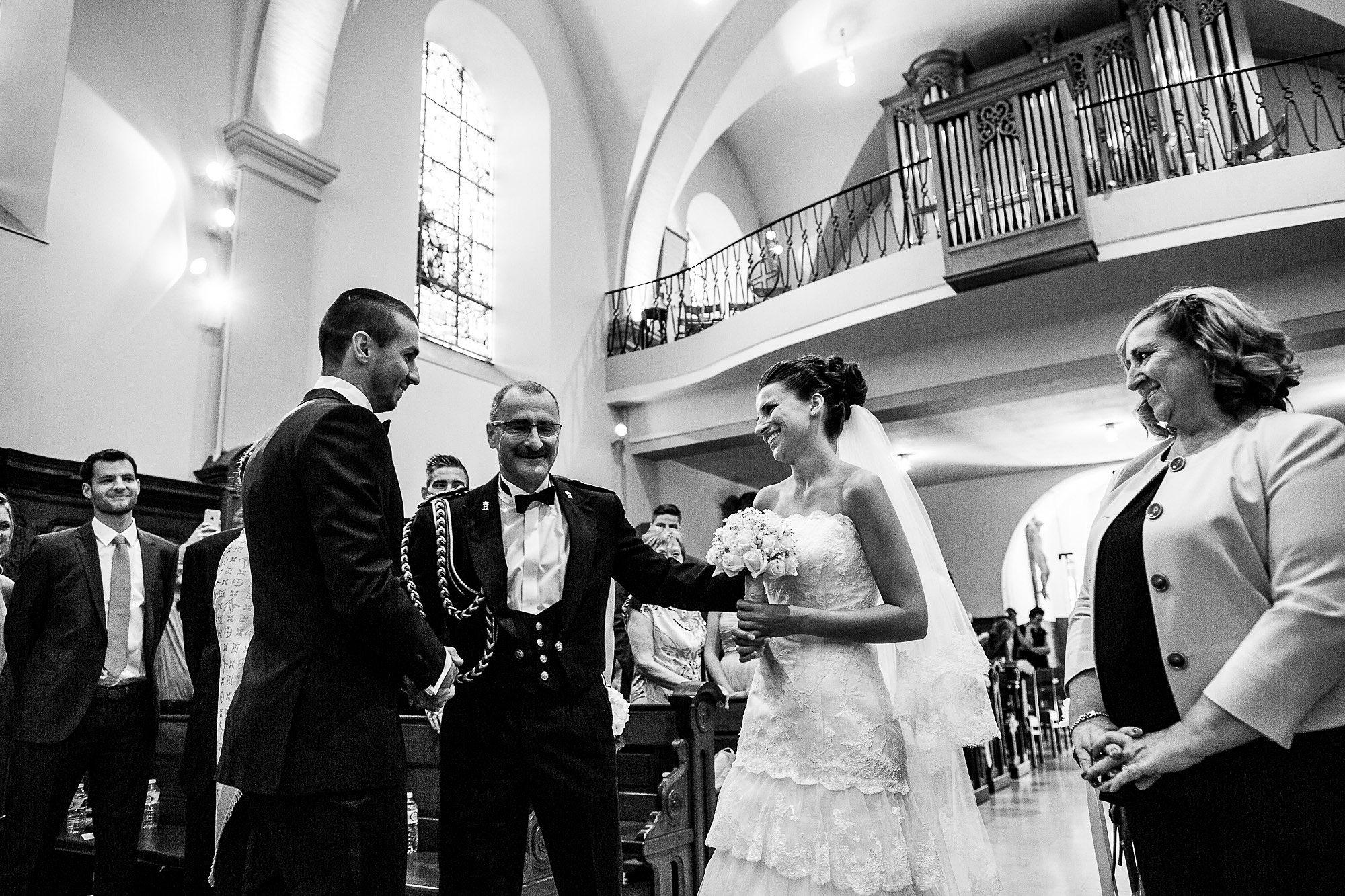 Übergabe der Braut am Altar Luxemburg, Dreamwedding, schwarzweiß, Kirche, Altar, Brautstrauß, Weddingdress, Love