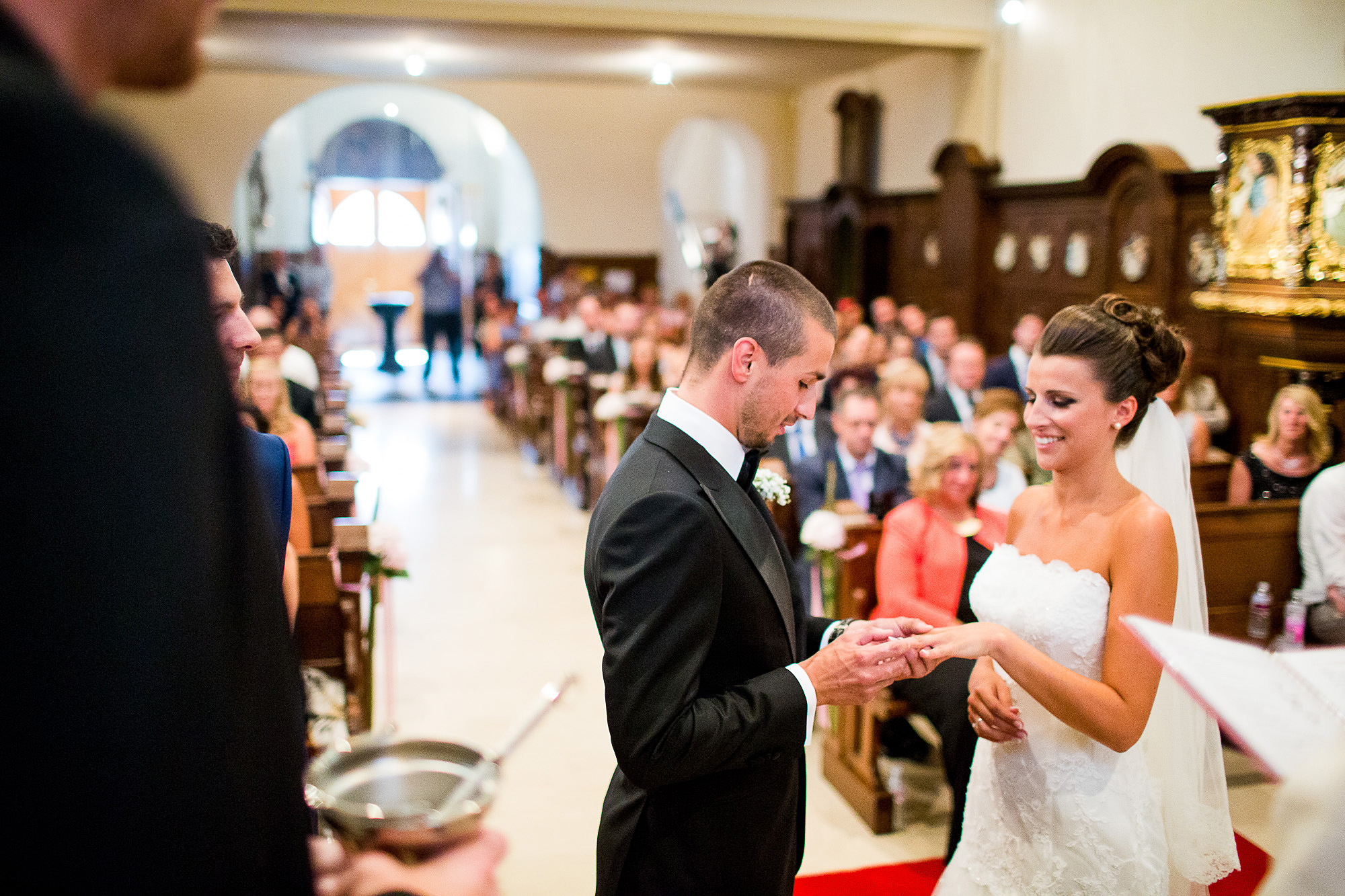 Ringtausch in der Kirche Luxemburg, Kirche, Hochzeitsring, Freude, Hochzeitsgäste, Kirche, Freudestränen, Weddingring