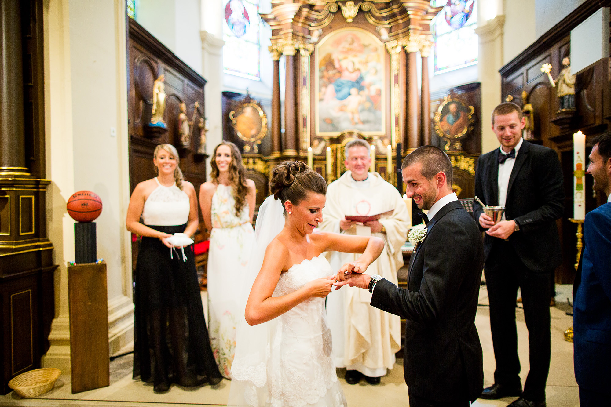 Ring am Finger Luxemburg, Groom, Bride, Altar, Hochzeitsring, Freude, lachen, Dreamwedding