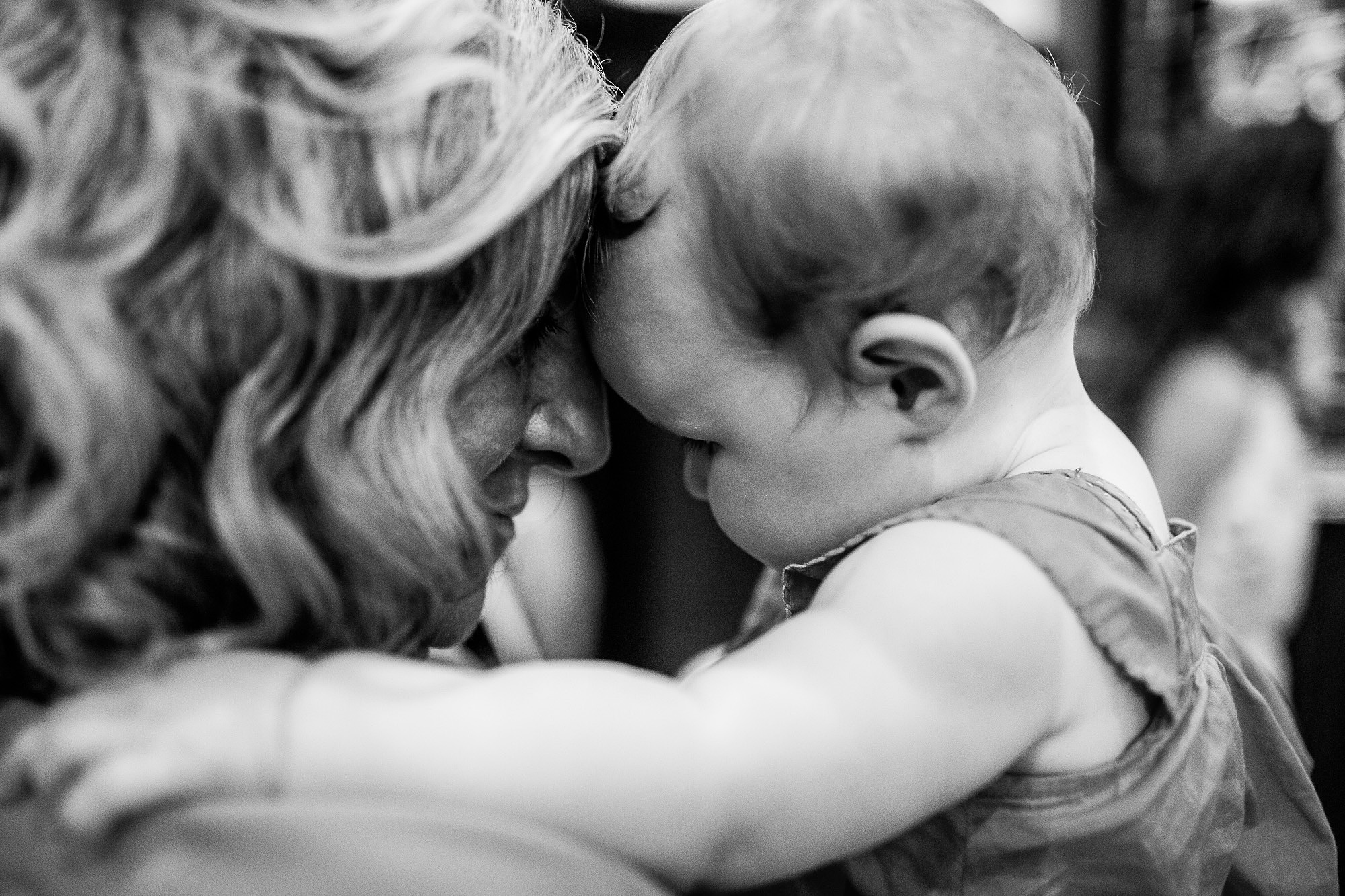 Luxemburg, Hochzeit, Impressionen, Hochzeitsgäste, reportage, Freude, Baby, schwarzweiß