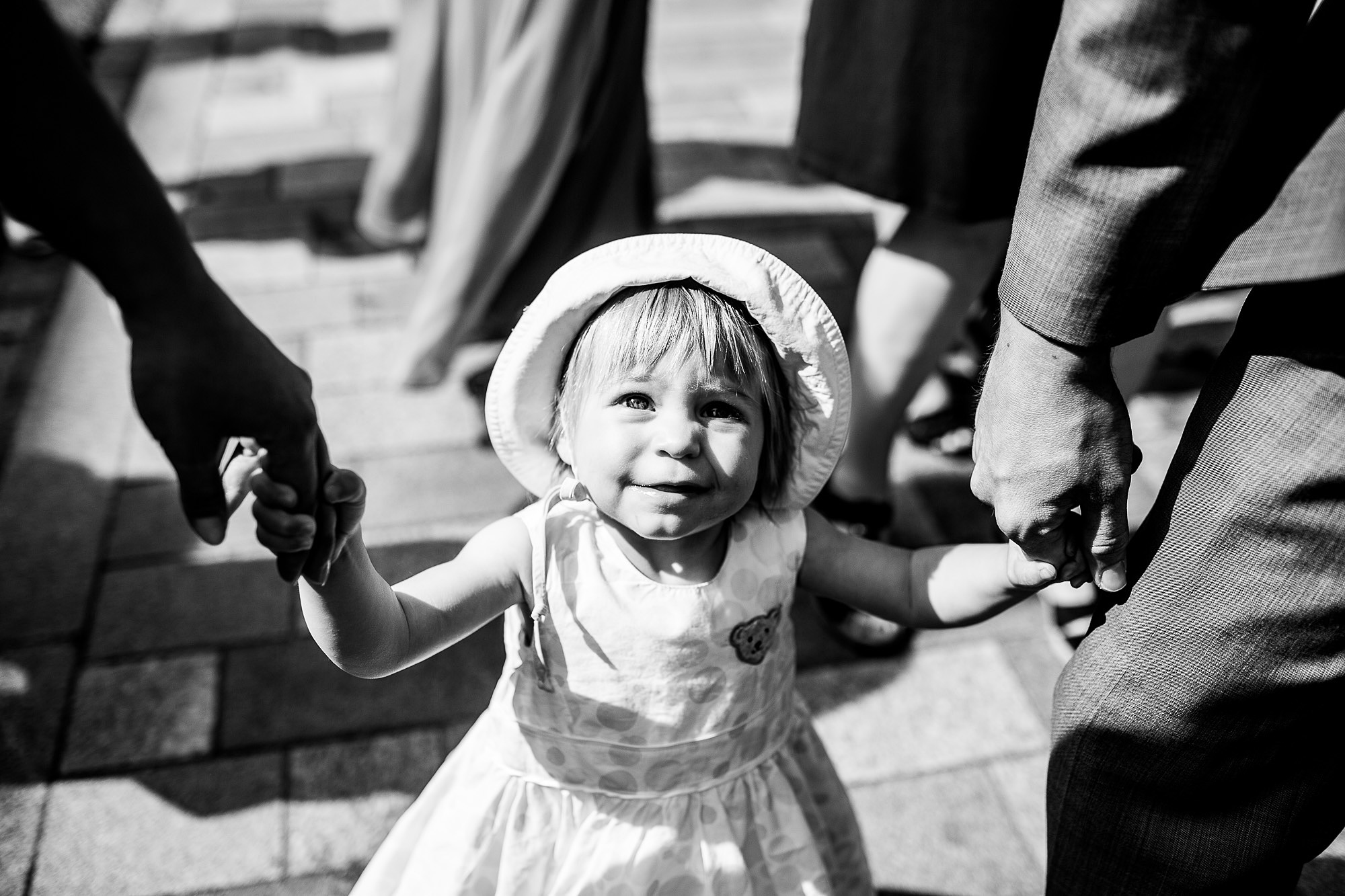 Hochzeitsgäste Kinder Luxemburg, Hochzeitsgäste, kleines Mädchen, Portrait, schwarzweiß, Sonne, Freude, Happy, Hochzeit