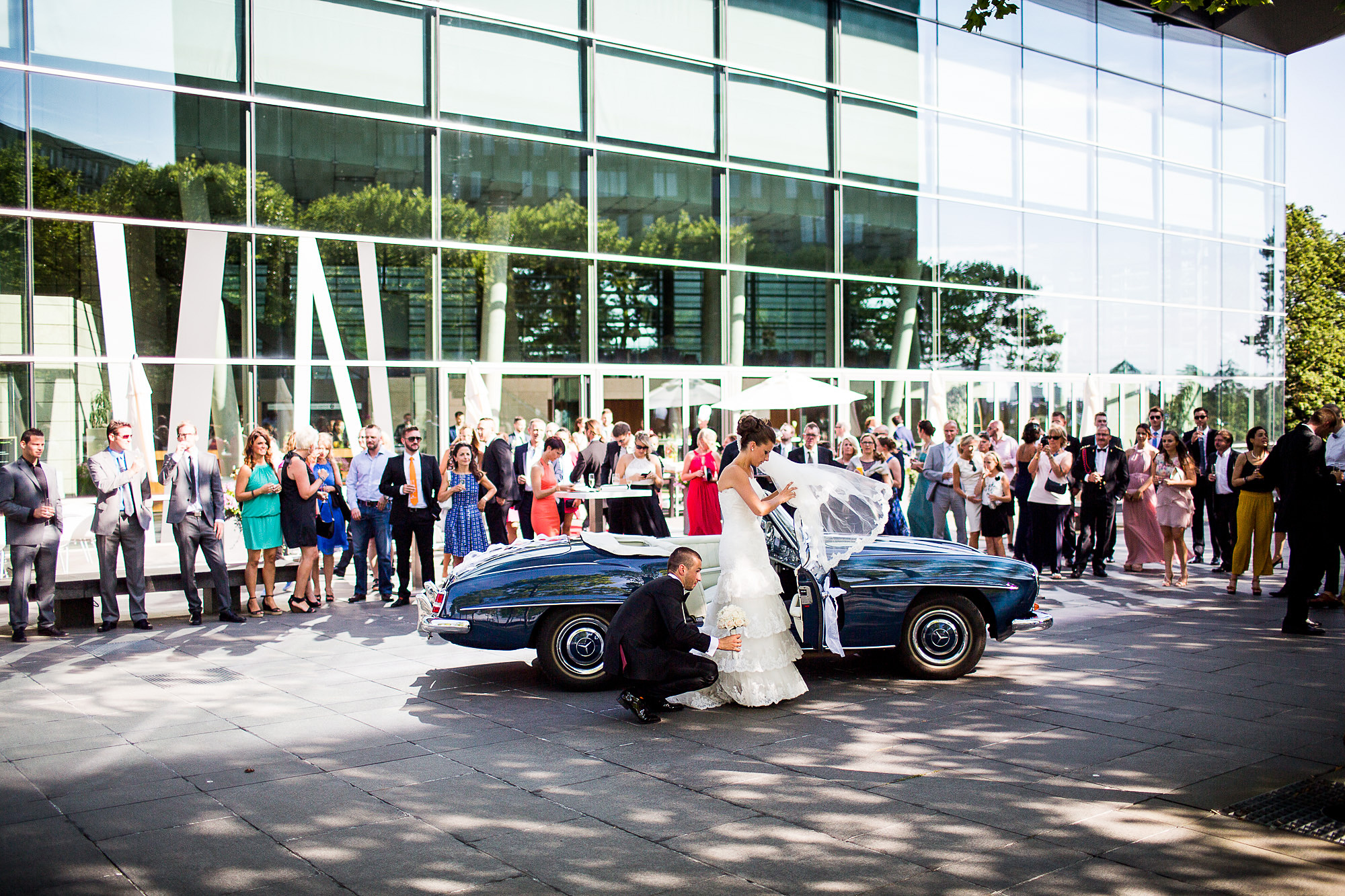 Hochzeitsauto, einsteigen Luxemburg, Hochzeitsauto, Bride, Braut, Schleier, Picture, Groom, Weddingdress, Hochzeitsgäste, Freude, Liebe, Romantische Hochzeit, Dreamwedding