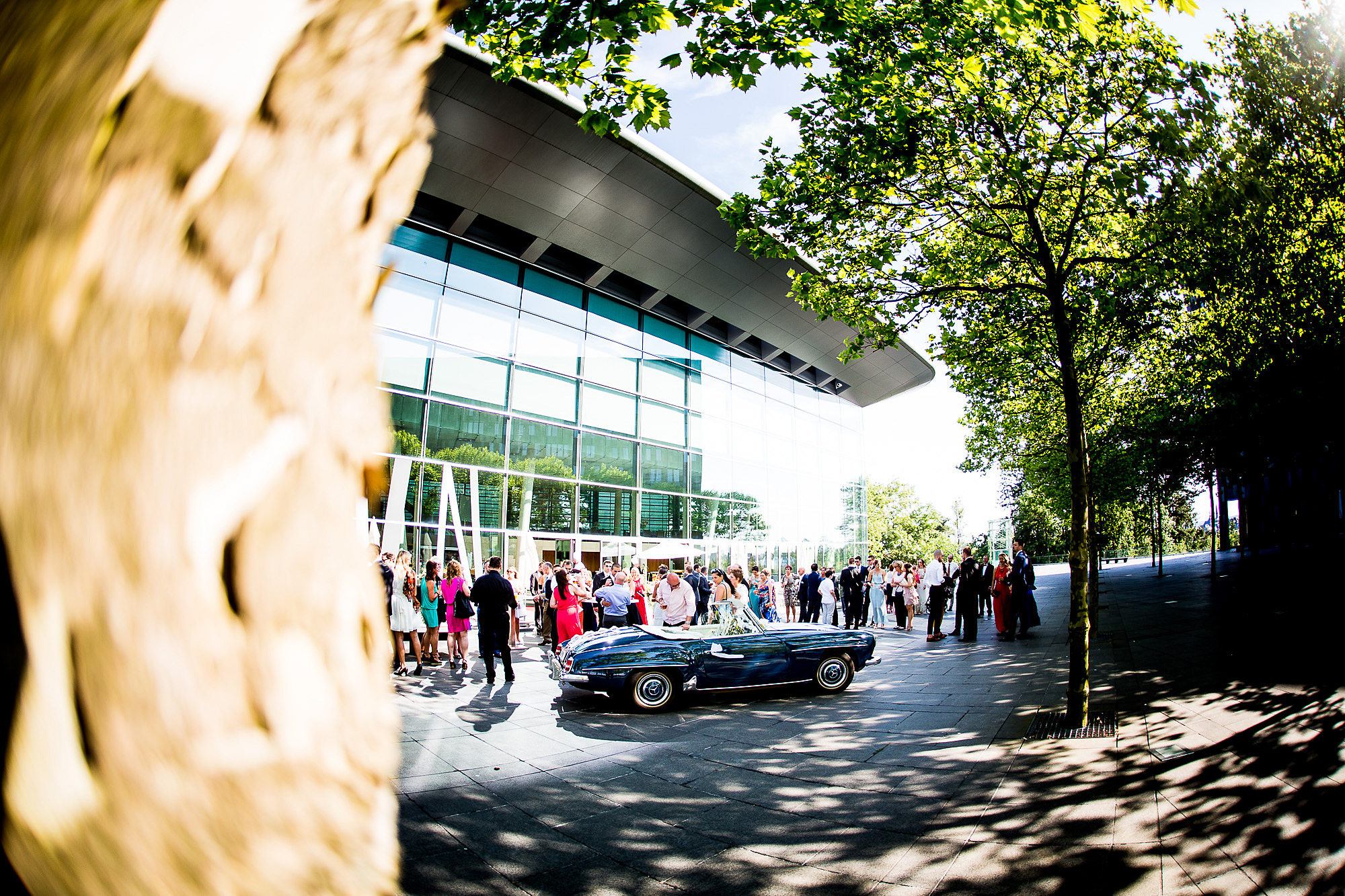 Empfang in der Philharmonie Luxemburg, Philharmonie, Dreamwedding, Traumhochzeit, Luxushochzeit, Mercedes Benz, Luxusauto, Oldtimer, Empfang, Sonne, schönes Wetter, Freude, trinken, Romantisch