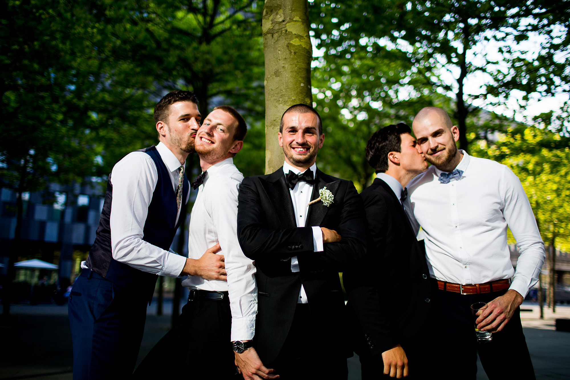 Familienportraits mit dem Bräutigam Luxemburg, Hochzeit, Bräutigam, Portraits, Kuss, Männer, Anzug, Dreamwedding, sonne, freude, lachen, happy