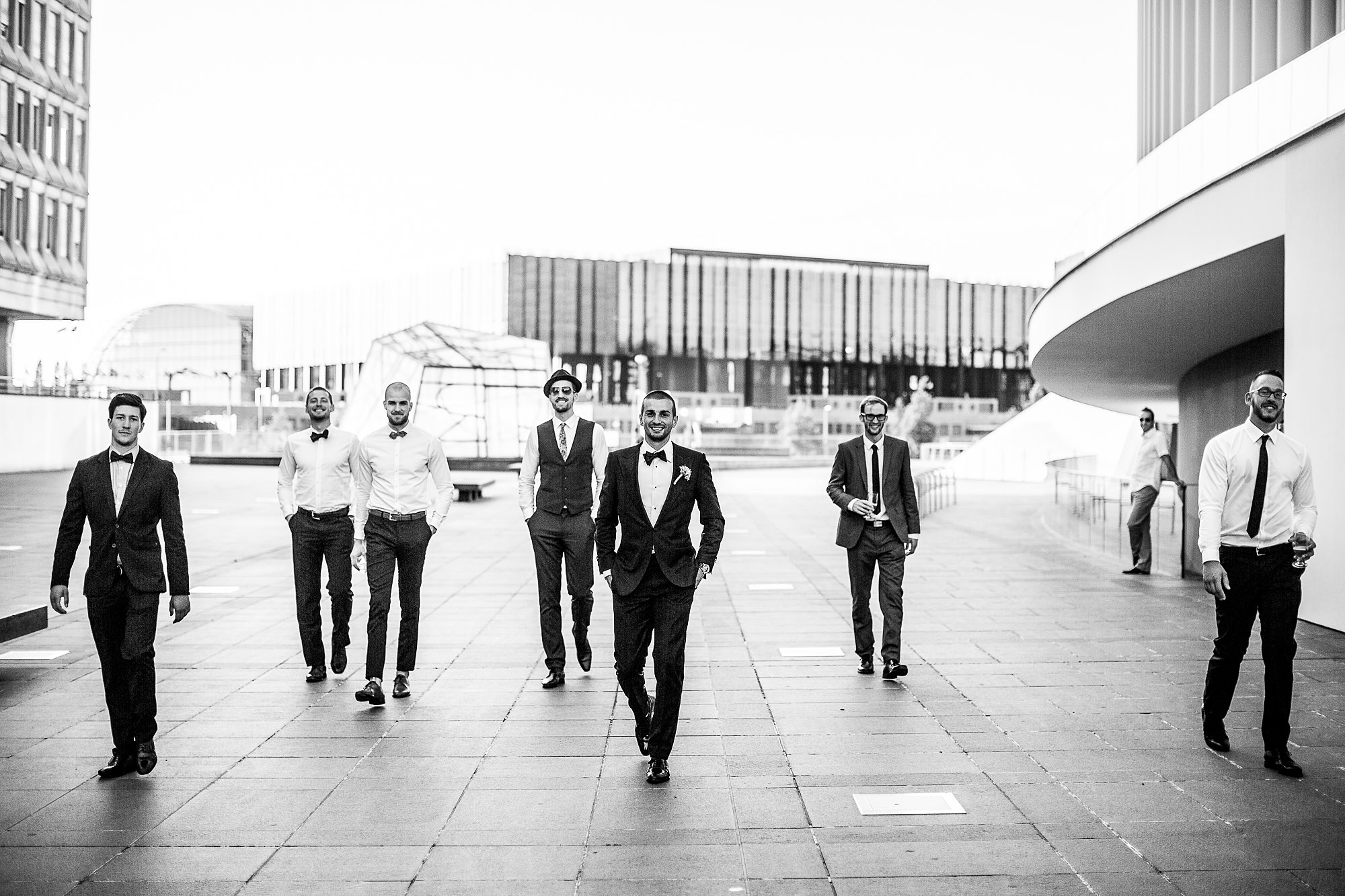 Luxemburg, groom, suit, weddingsuit, wedding, smile, lächeln, bestday, blackandwhite, drinks