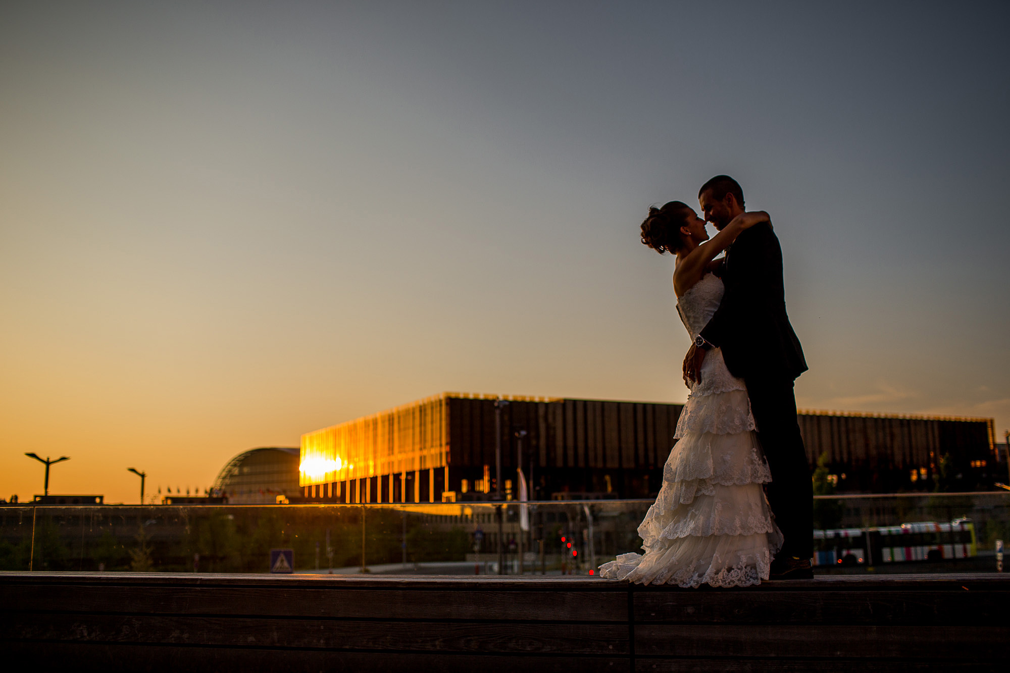 Tanz im Sonnenuntergang Luxemburg, Sonnenuntergang, Portraitsshooting, Couple, bride, groom, Hochzeitspaar, kiss, umarmung, zärtlich
