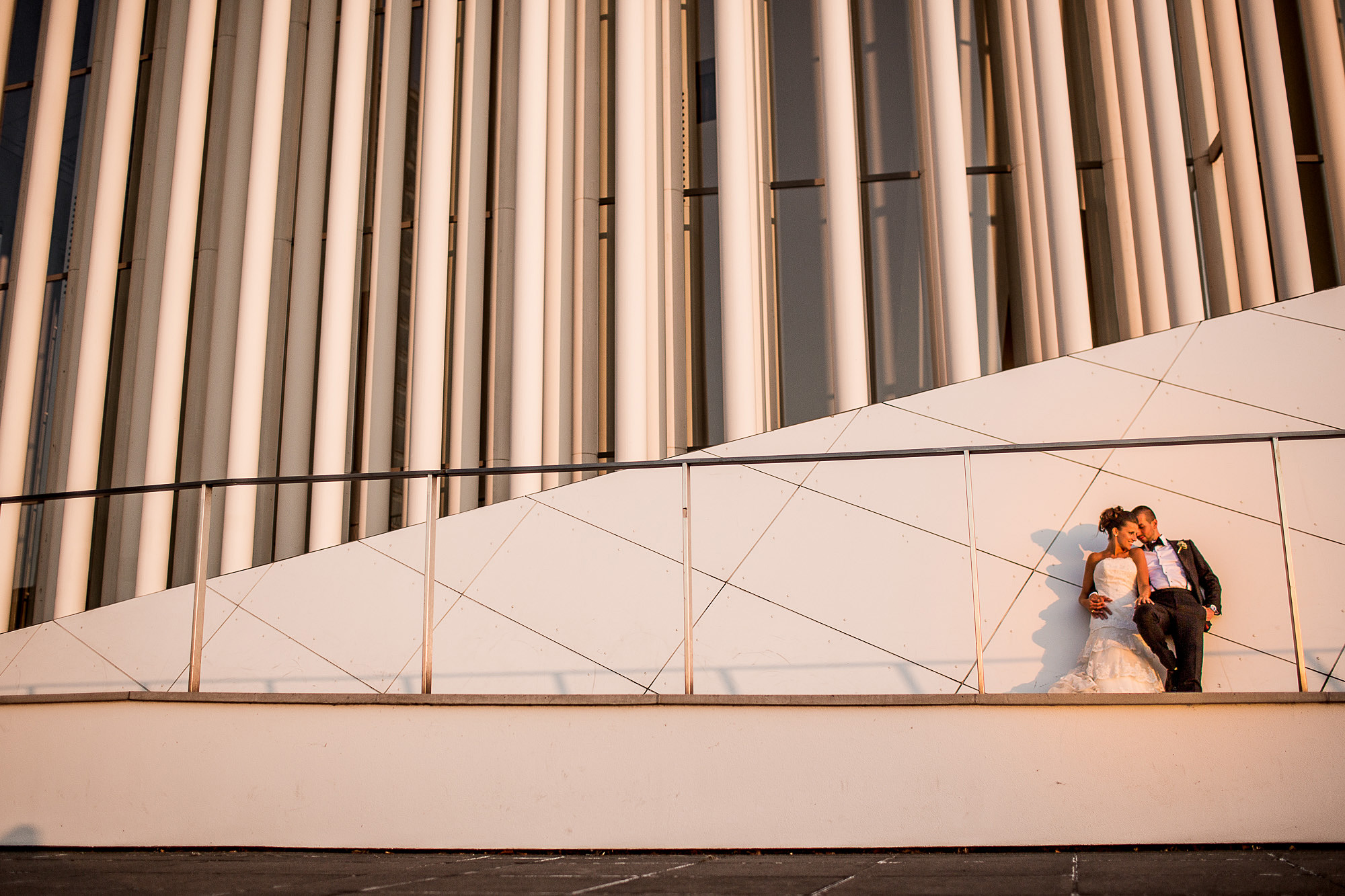 Philharmonie mit Brautpaar im Sonnenuntergang Luxemburg, Sonnenuntergang, Abendsonne, Couple, zärtlich, Bilder, Hochzeitsbilder, in love, liebe, Brautpaar, Hochzeit, Dreamwedding