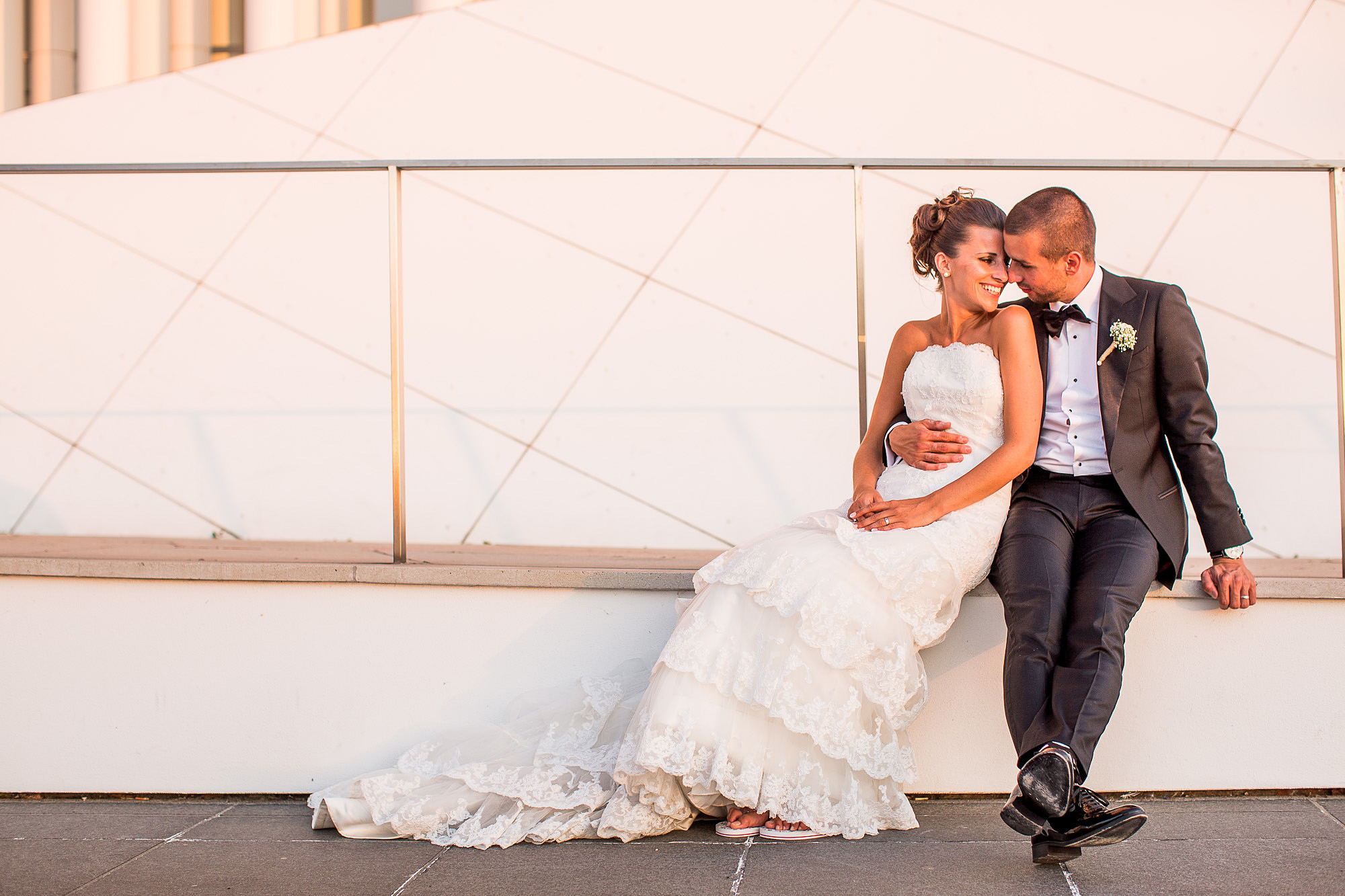 Hochzeitspaar ganz nah Luxemburg, Hochzeitspaar, Dreamwedding, Hochzeit, Philharmonie, in love, romantisch, kissing, freude, in love