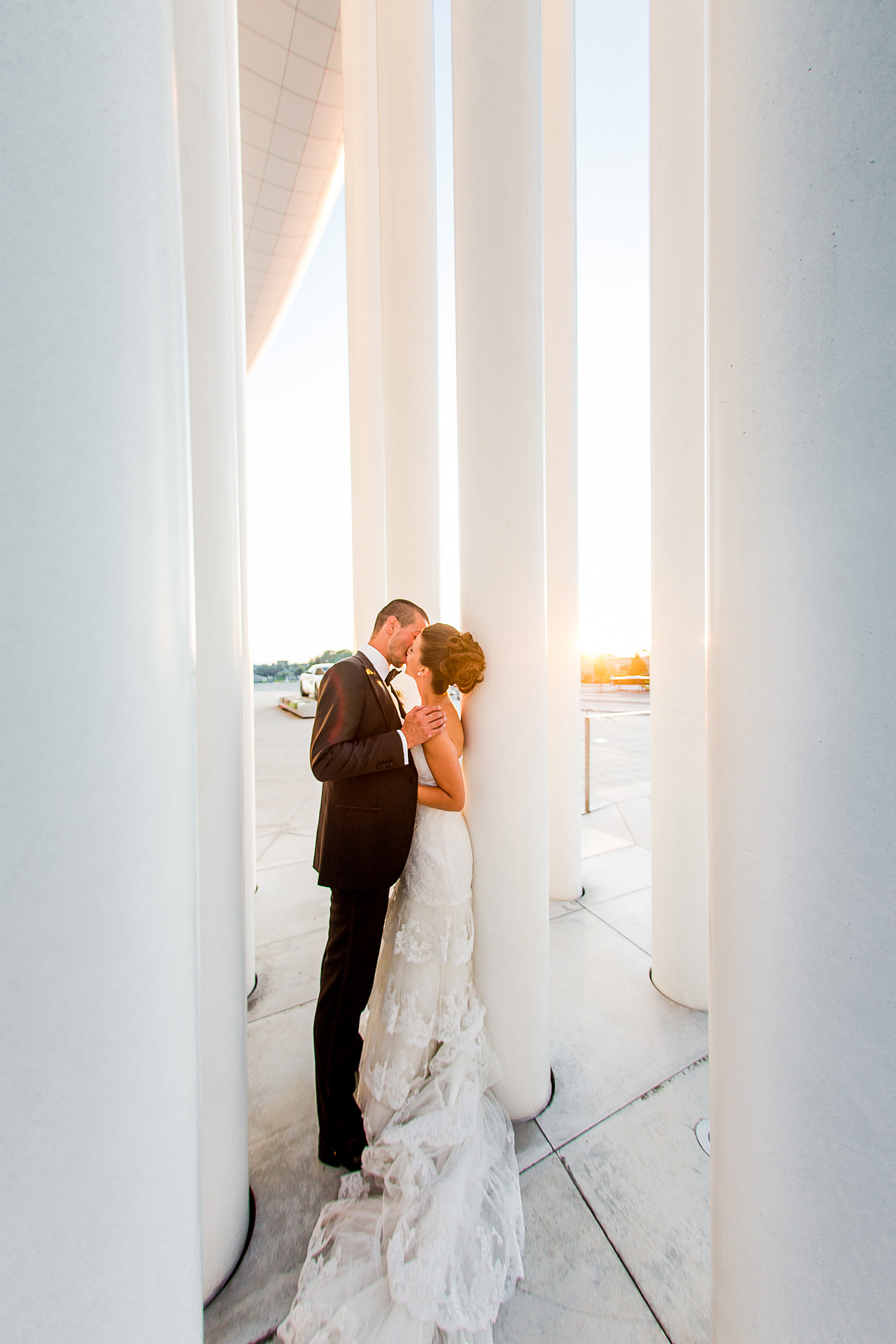 Hochzeitskuss Luxemburg, philharmonie, hochzeitspaar, kissing, kuss, in love, romance, liebe, verliebt, abendsonne, sonnenuntergang, sommer, sommerhochzeit, Traumhochzeit