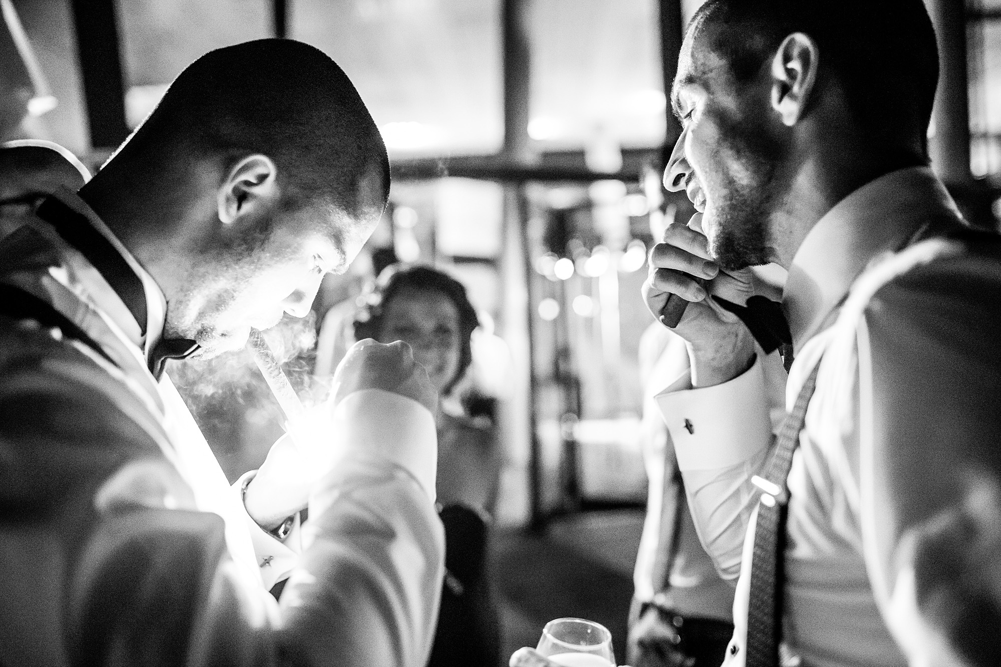 Hochzeitszigarre anzünden Luxemburg, boys having fun, Hochzeit, Hochzeitsparty, abends, Cigar, Zirgarre, blackandwhite, Portrai