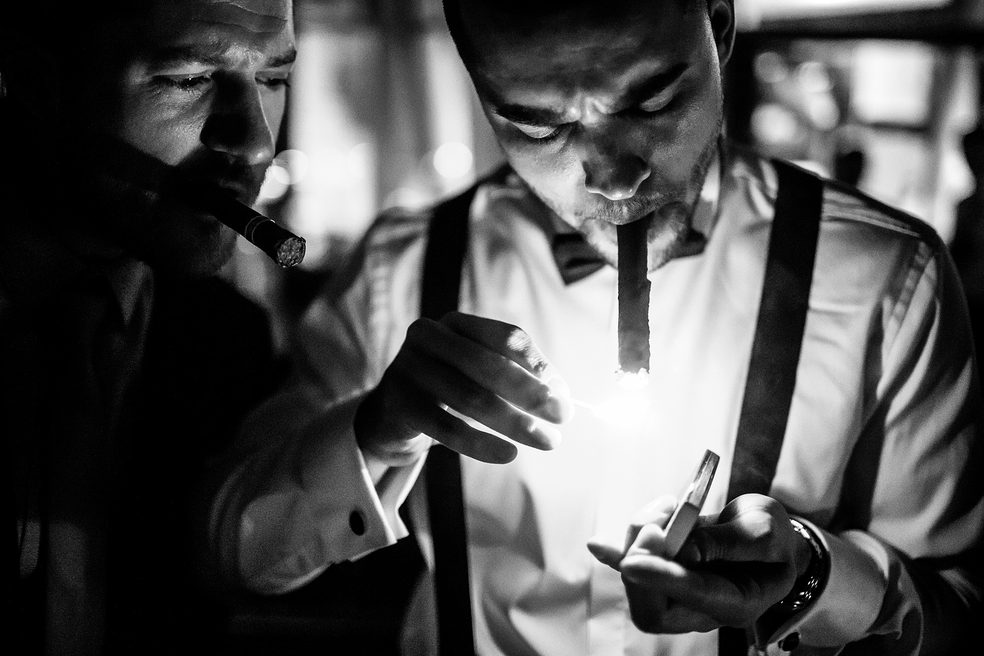 Männer am Abend Luxemburg, Hochzeit, Dreamwedding, Hochzeitsparty, Philharmonie, Rauchen, blackandwhite, Party, Suit