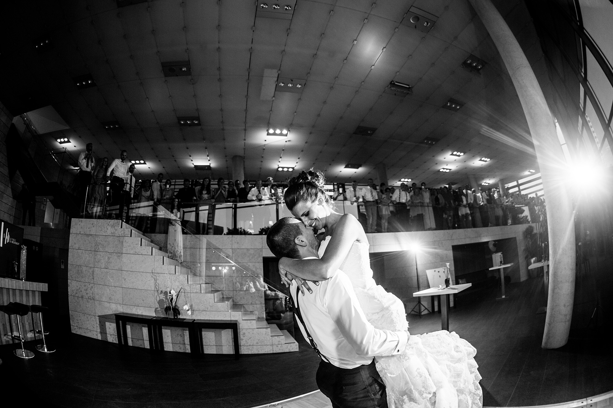 Hochzeitstanz Luxemburg, hochzeitstanz, Bride and groom, in love, liebe, romantisch, dreamwedding, Traumhochzeit, umarmung, Hochzeitstanz, Hochzeitsgäste