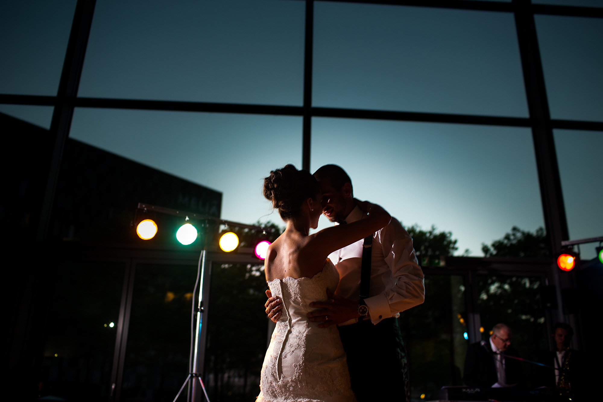 Hochzeitstanz in der Philharmonie Luxemburg, Philharmonie, Hochzeitstanz, Couple, Bride and Groom, Hochzeitspaar, in love, umarmung, zärtlich, Eng an eng, Lichter, Hochzeitsparty