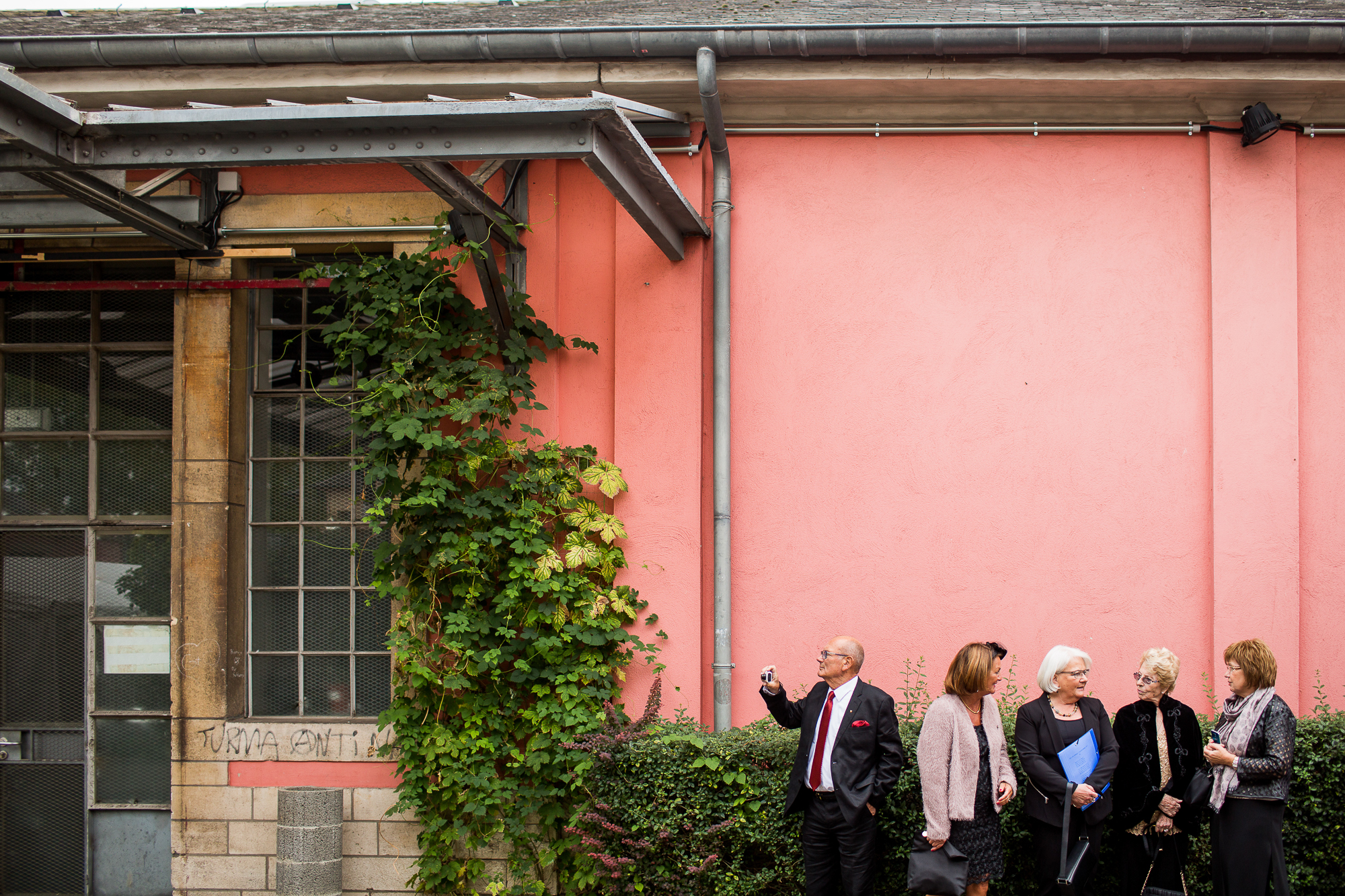 Luxemburg, Hochzeit, wedding guests, taking pictures, smalltalk, freude, excitement, traumhochzeit