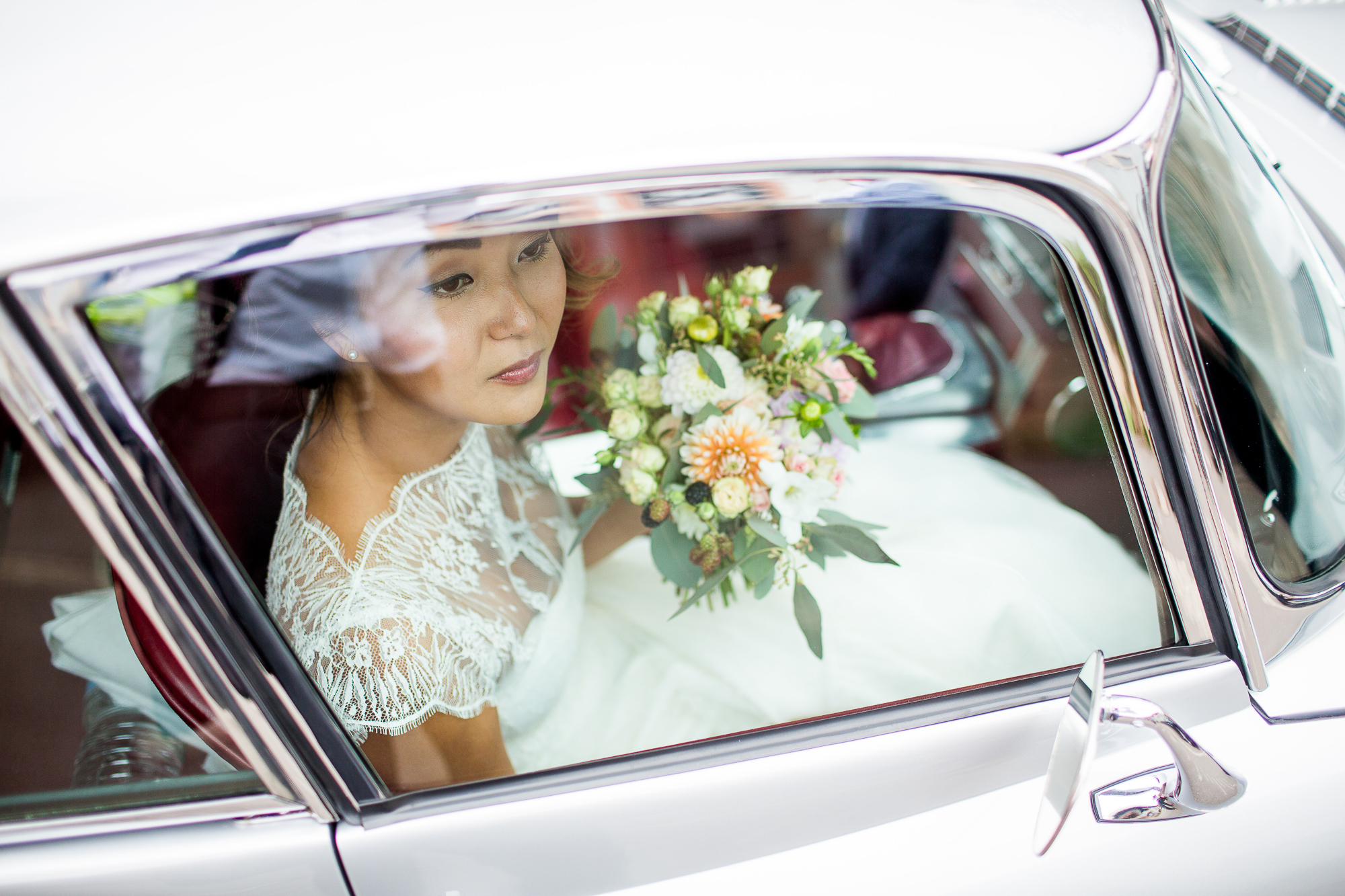 Luxemburg, Hochzeit, Hochzeitsauto, wedding car, flowers, bride to be, wedding dress, lace, pearls, freude, excitement