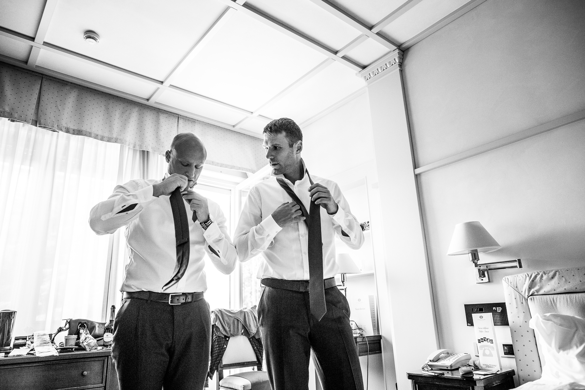 groom, best man, krawatte binden, Hochzeitstag, getting ready, krawatte binden