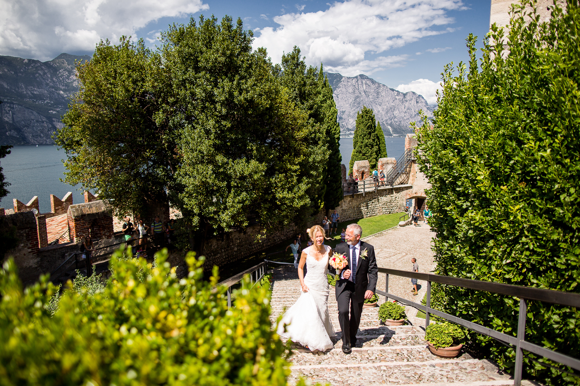 Bride, Castello Scaligero, Vater der Braut, Wedding dress, lace, pronovias, Flowerbucket, Hochsteckfrisur, 