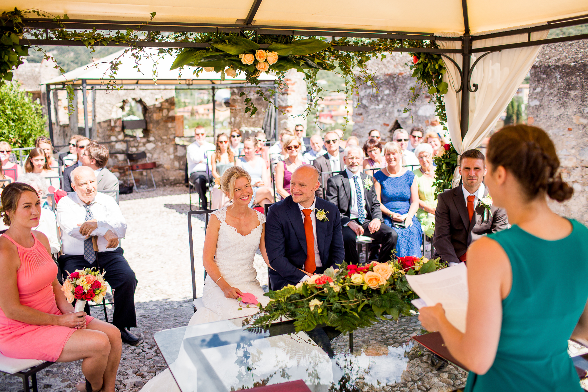 Brautpaar, lächelnd, Gardasee, Hochzeitsrede, happy, Excited, Sommerhochzeit, Hochzeitskleid, Anzug, Bräutigam, Braut, Groom, Bride, Altar, Trauung, Hochzeitsblumen