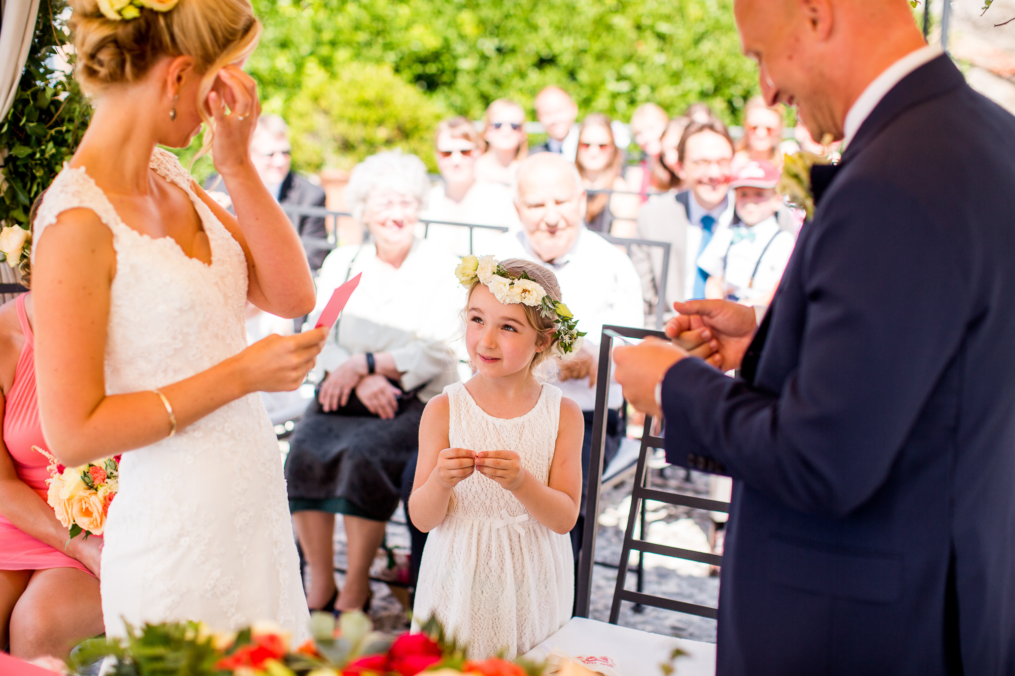 Ringtausch, Hochzeit, Blumenmädchen, Hochzeit am Gardasee, Italien, Italy, Sommerhochzeit, Seehochzeit, Pavillon, Hochzeitskleid