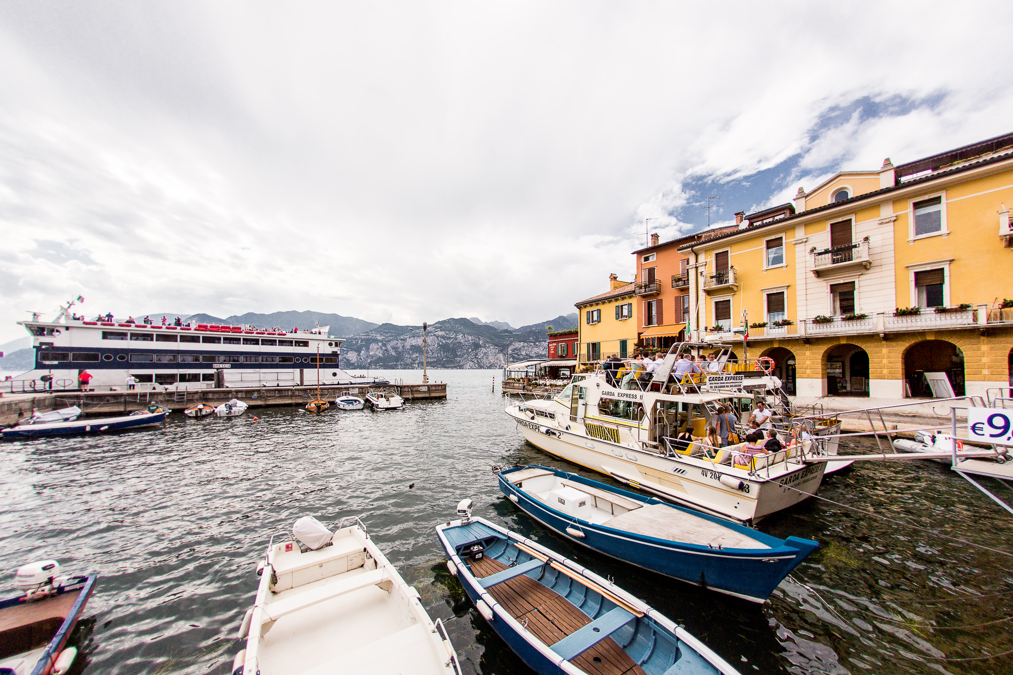 Hochzeitsgäste, ablegen, See, Lake, Garda, malcesine, Limone, Italien, Wedding, Italy, Garda, Venedig, Verona, Tuscany, Hochzeit, Wedding, Summerwedding, Sommerhochzeit, warm, Sonnenschein