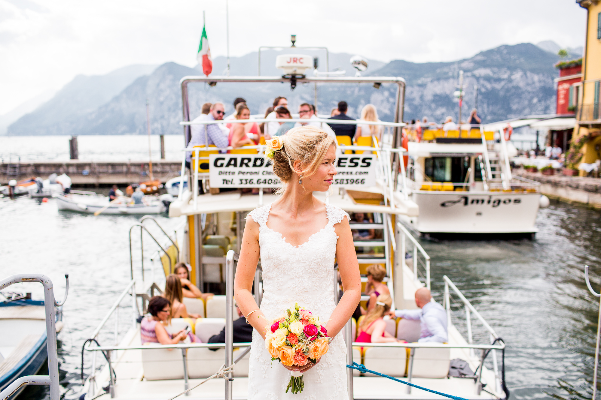 Braut, Hafen, Malcesine, Ablegen, Schiffe, Boote, Lago di Garda, Gardasee, Lake Garda, Blumenstrauß, Hochzeitsstrauß, Brautkleid, Hochzeitskleid, Hair and Make up, Freude, in love, verliebt, romantische Hochzeit