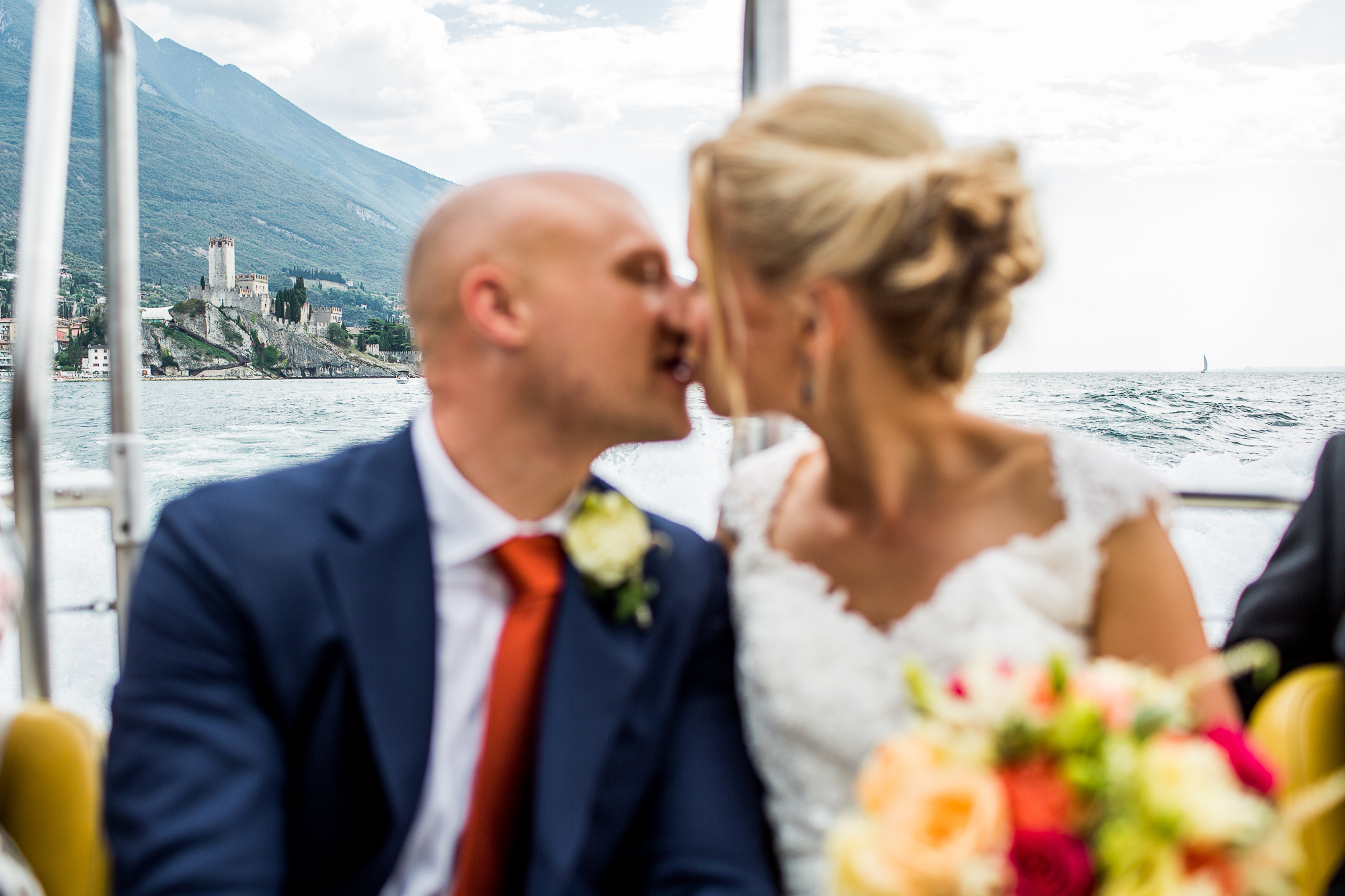 Hochzeitskuss, Castello Scaligero Malcesine, Lago di Garda, See, Italien, Hochzeitsfotograf, Kuss, auf dem See