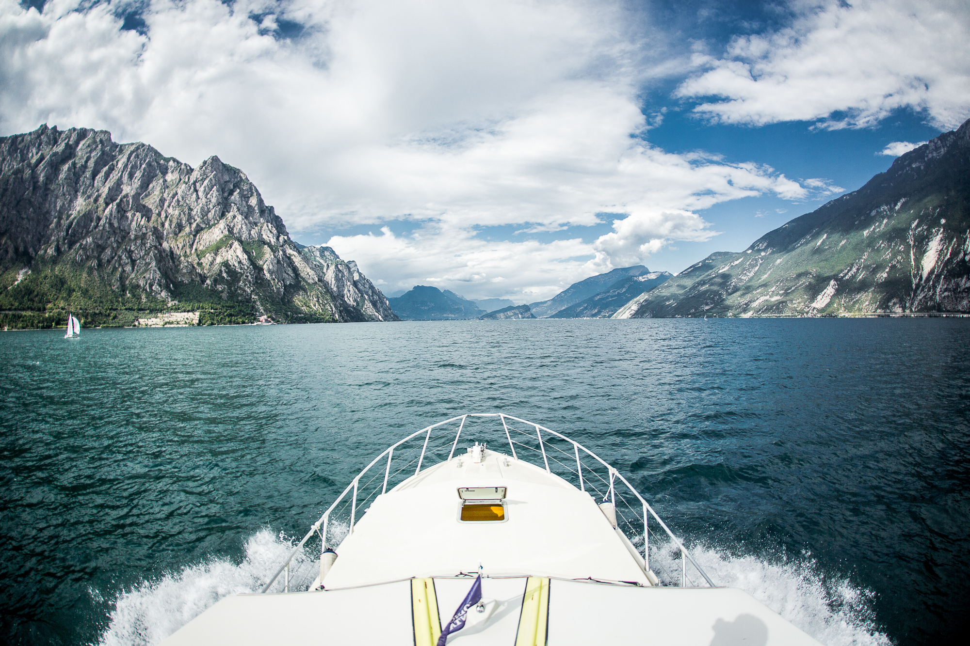 Hochzeit, Gardasee, Malcesine, Limone, Garda, Turbore, Schiff, Boot, Überfahrt, See, Hochzeit, Sommerhochzeit, Landschaftsaufnahme, berge, Mountains, Italien, Alpen, Seehochzeit, happy, fröhlich, verliebt, 