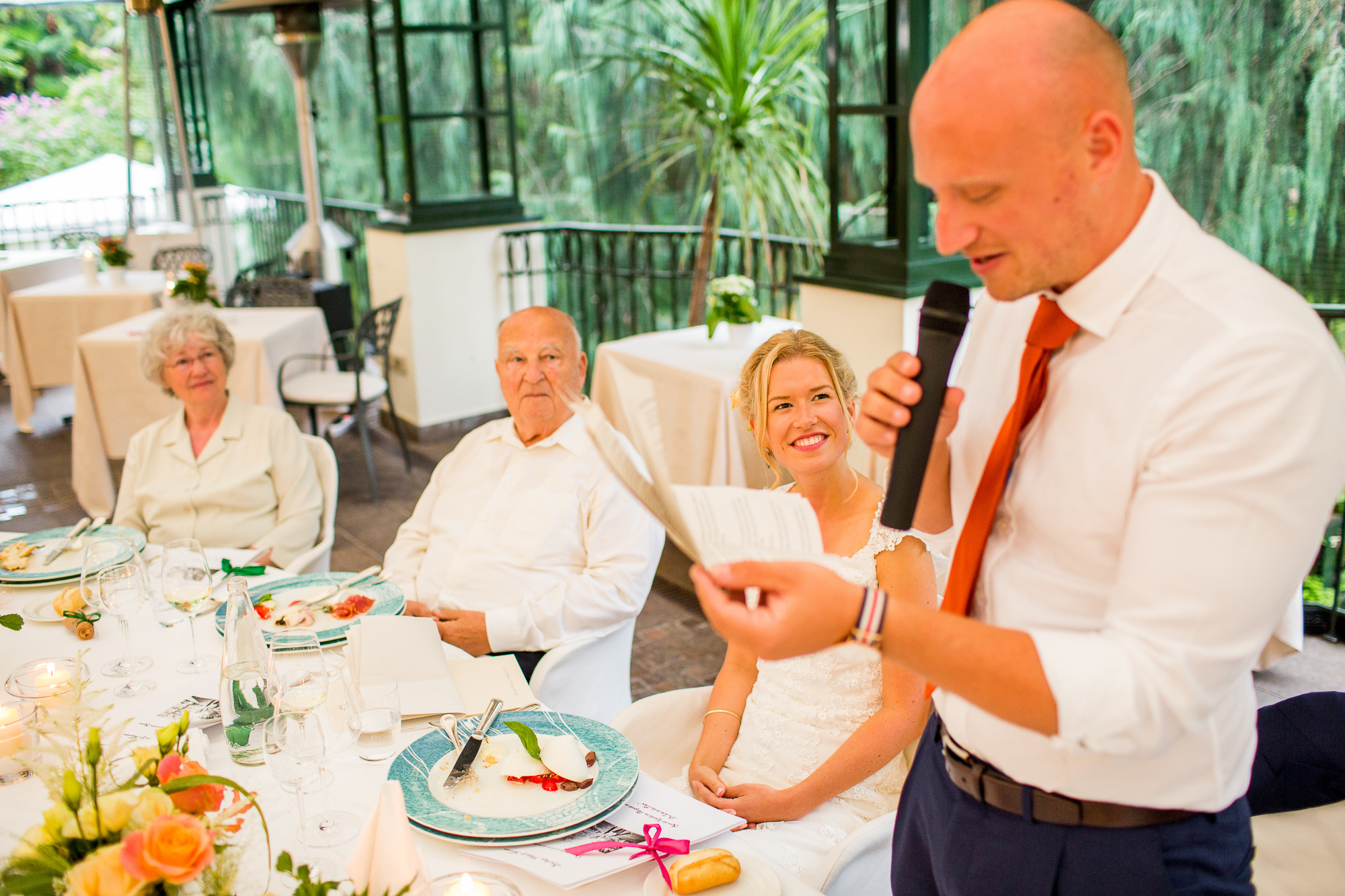 Bräutigam. rede, emotional, Freudentränen, Fotografie, Reportage, braut, Brautkleid, brautfrisur, lachen, glücklich, verheiratet, verliebt, in love, excited, Feier