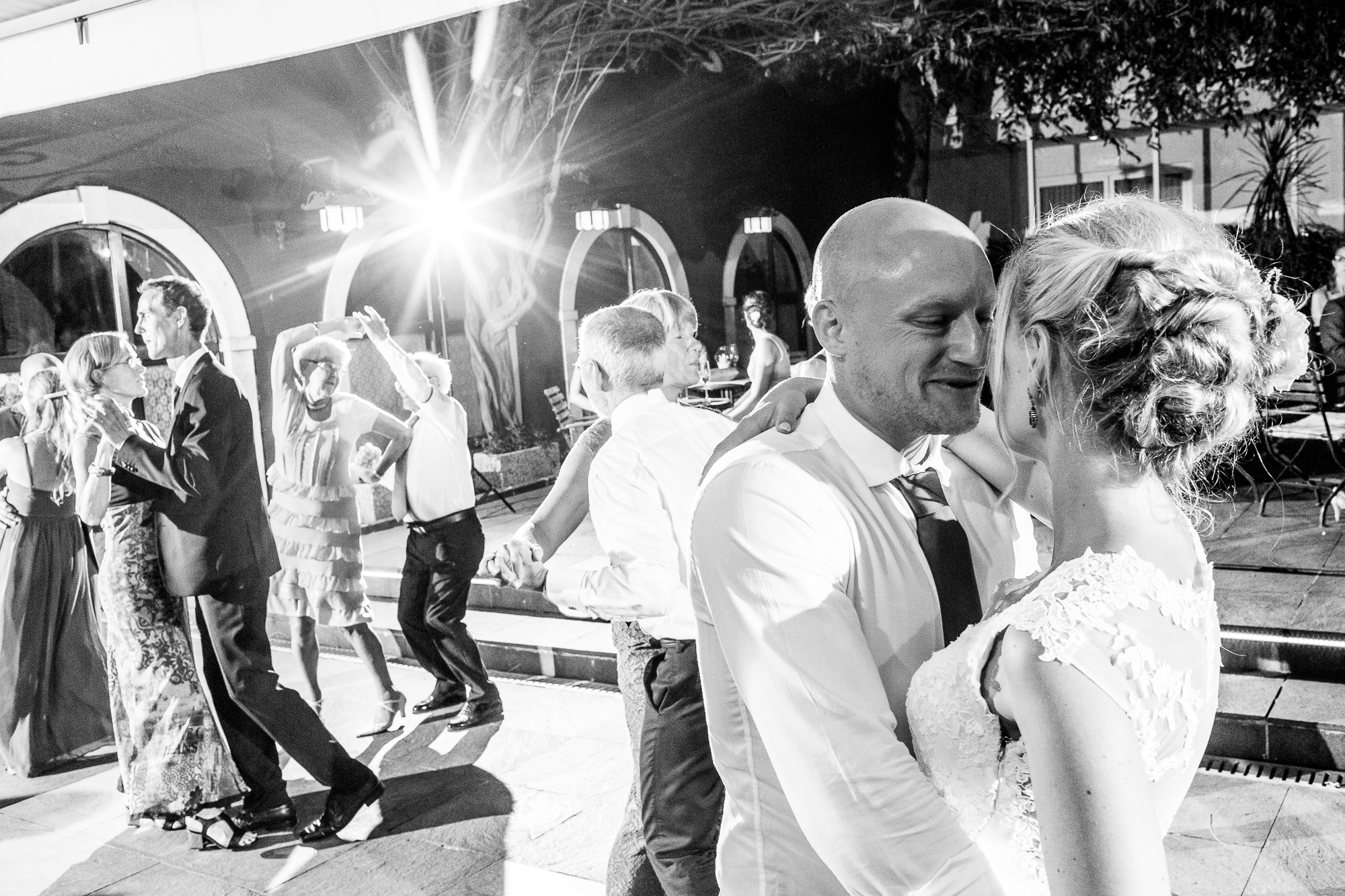 Hochzeitstanz, location, Gardasee, tanz, wedding, verliebt, nah, glücklich, verheiratet, braut, Bräutigam, Hochzeitspaar, couple, in love, dancefloor, music, black and white, reportage, Fotografie, Steffen löffler, 