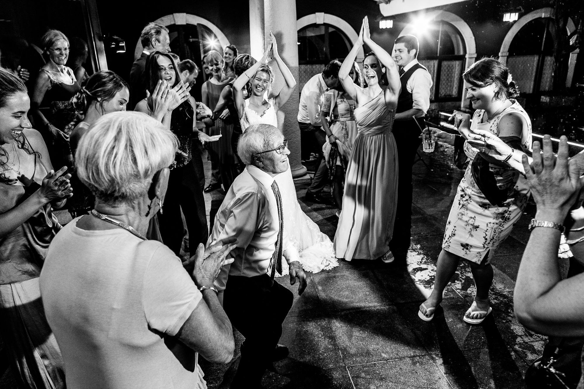 Party, dance floor, hochzeit, wedding, dream wedding, lake garda, schwarz weiß, reportage, fotografie, music, rythmen, excited, 