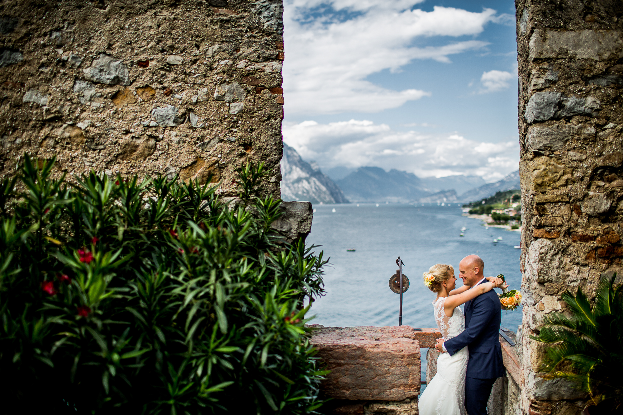 Hochzeit, portrait, Gardasee, Hochzeitspaar, view, Ausblick, castello, malcesine, see, sport, in love, happy, married, shooting, hochzeitsfotos, 