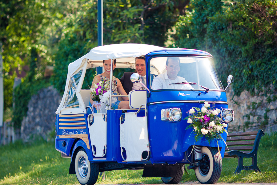 Hochzeit am Gardasse Brautpaar im Tuk-Tuk