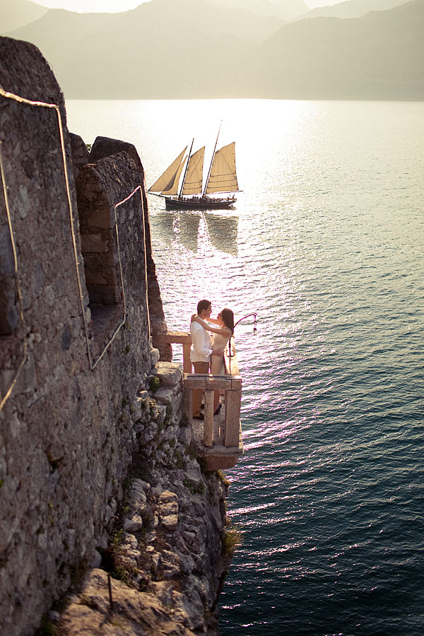 Paar küsst sich am Gardasee mit Segelschiff Hochzeit